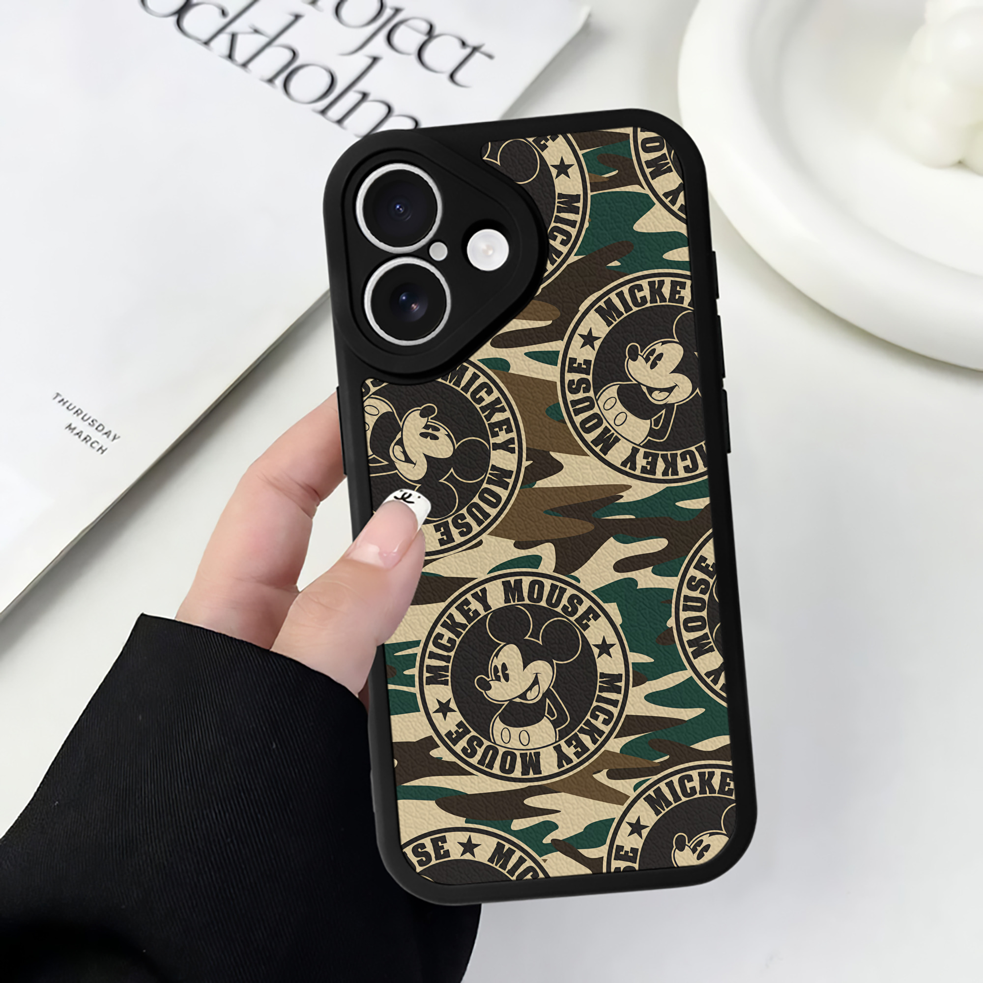 （画像用） ミッキーマウス Mickey Mouse 【iPhone 16シリーズ対応】シリコンスマホケース（レザー調） 材質：シリコン